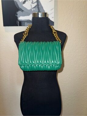 Montana West Green Quilted Vegan Leather Bag Gold Chunky Chain - EUC 💚